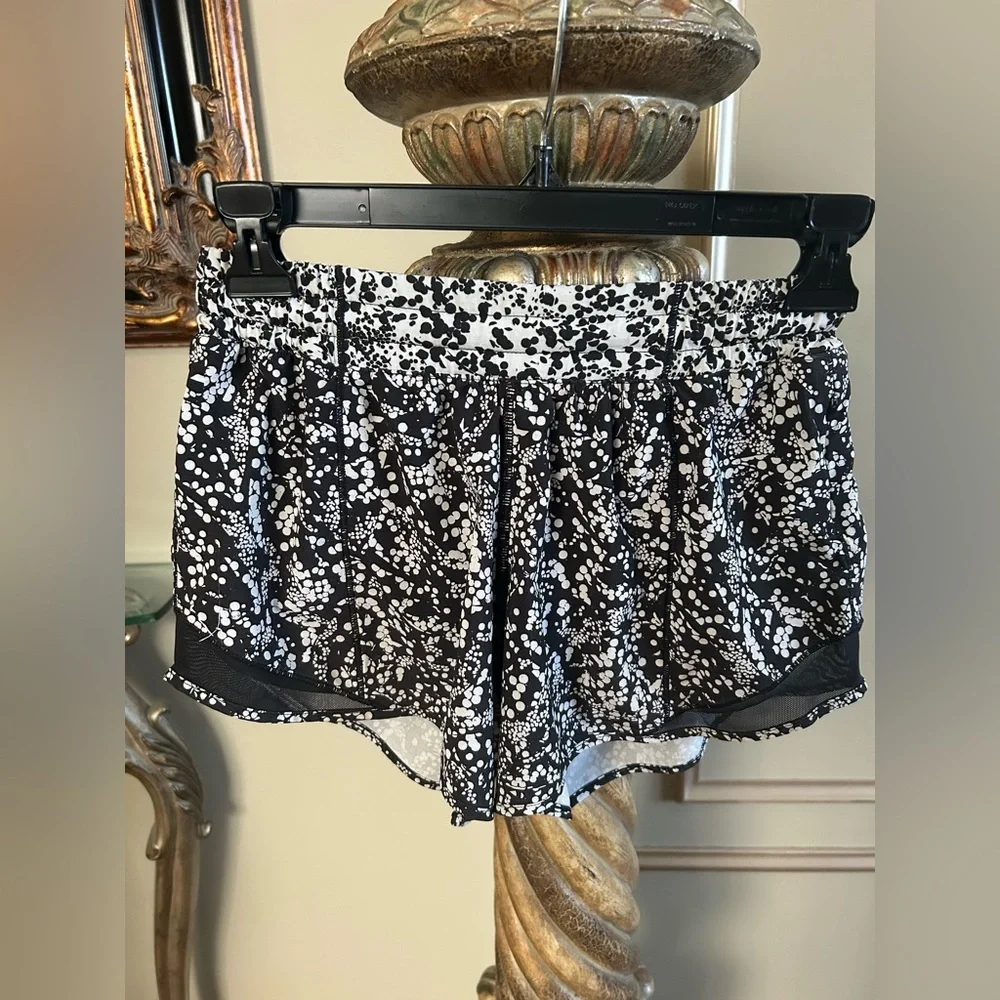 Lululemon Hotty Hot Long 4” Dottie Tribe Running Shorts Size 4 Tall